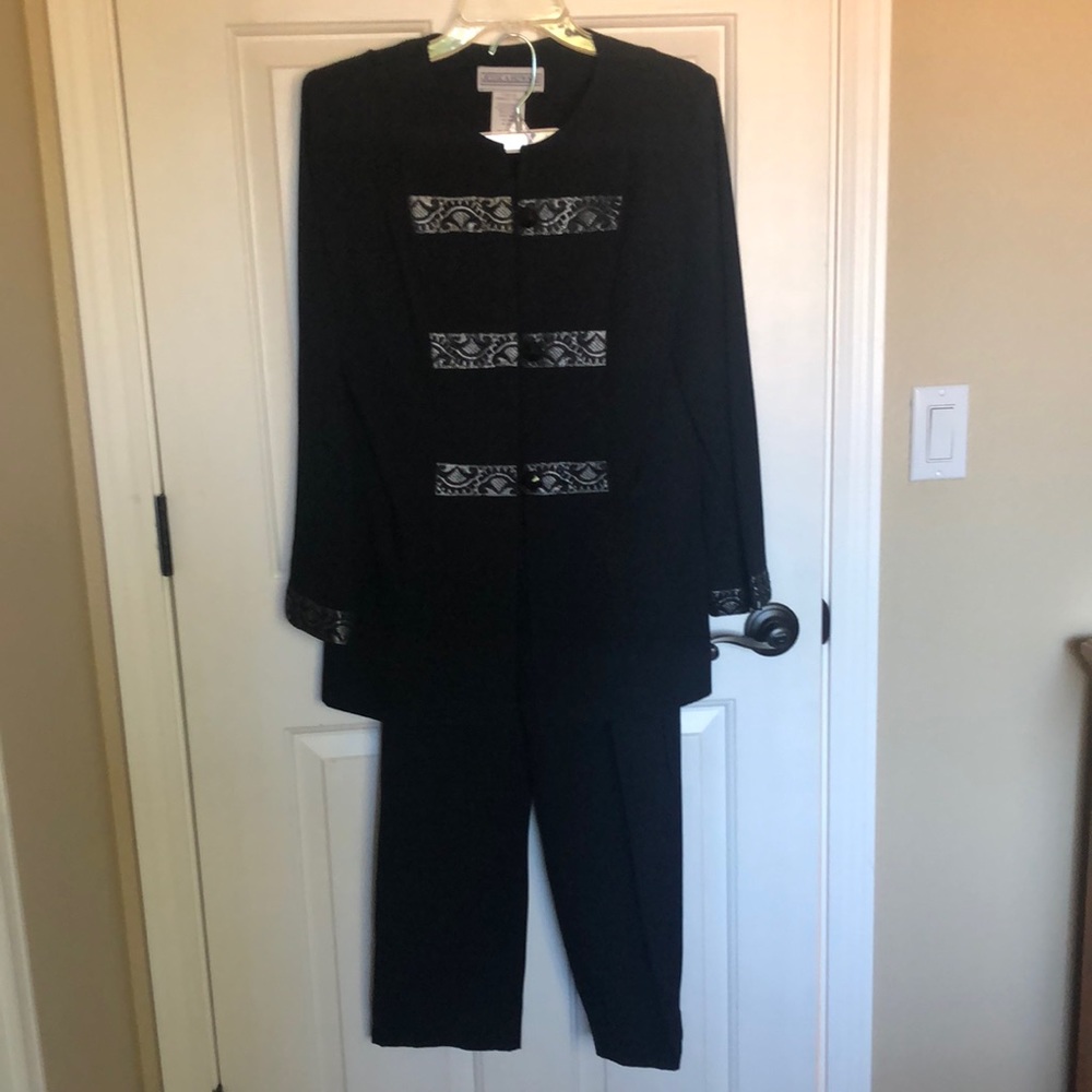 Jessica Howard Women’s Black pantsuit